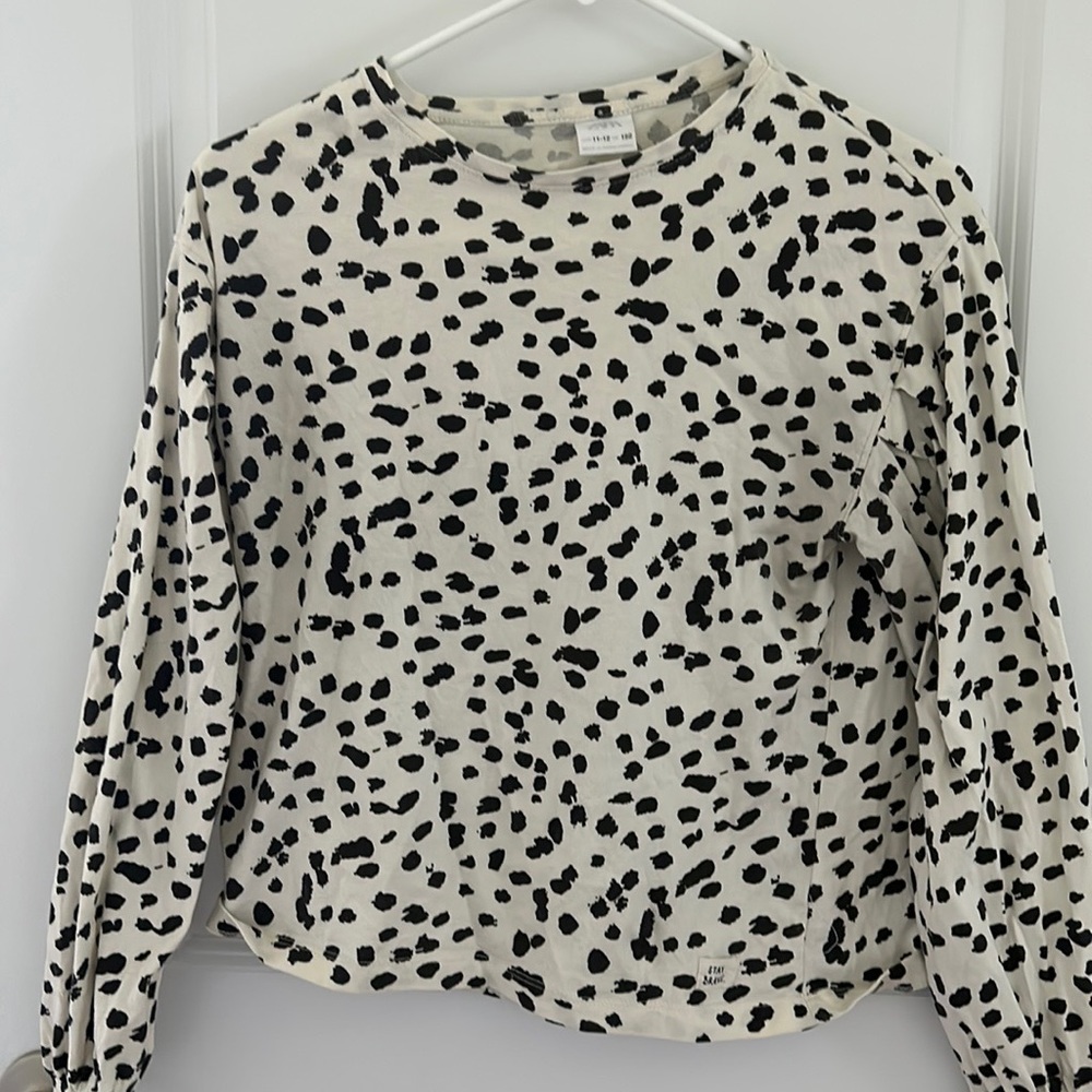 Adorable ZARA (size 11-12) (152 cm) leopard type print, long sleeved shirt!